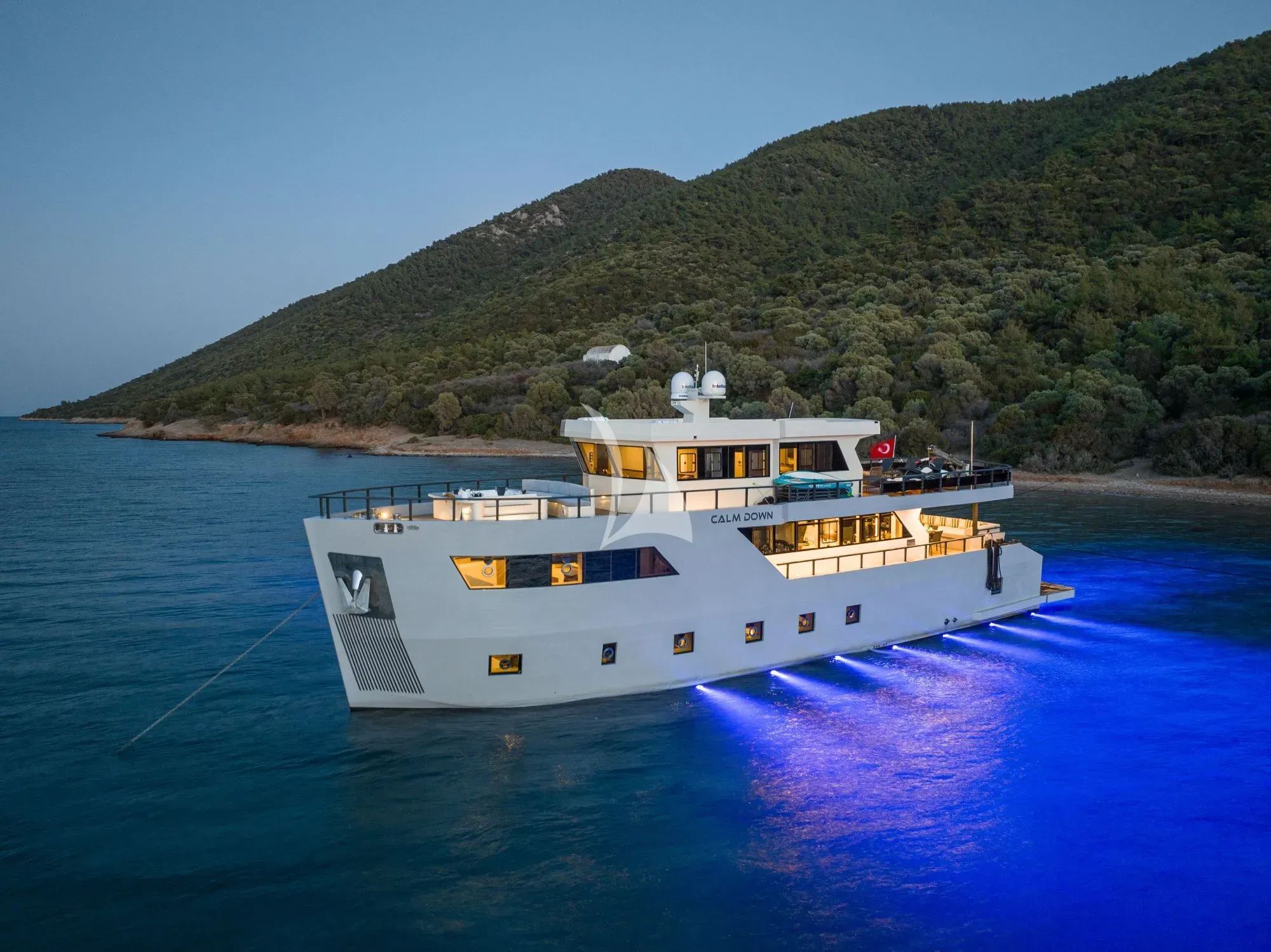 CALM DOWN yacht photo