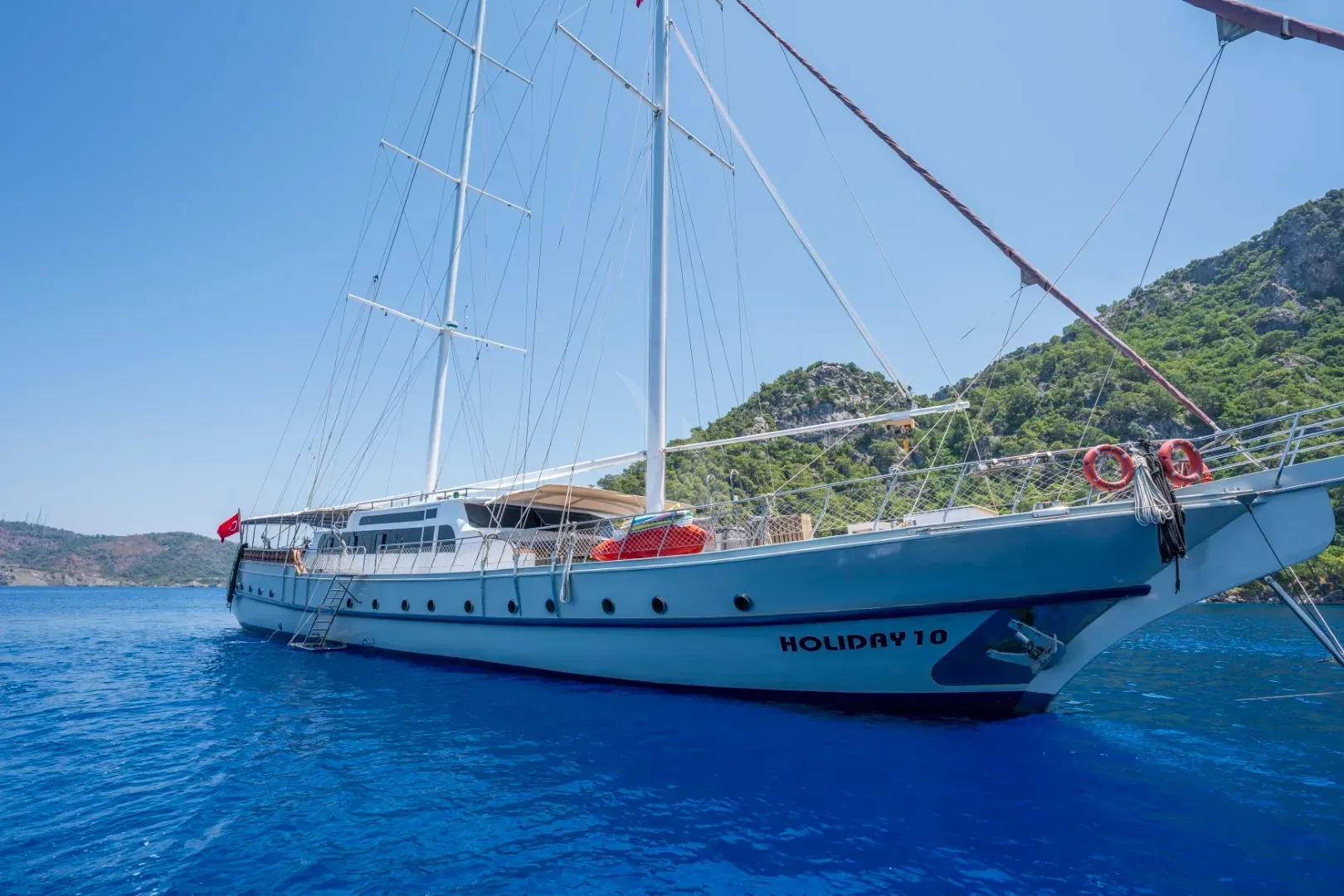 HOLIDAY X luxury yacht