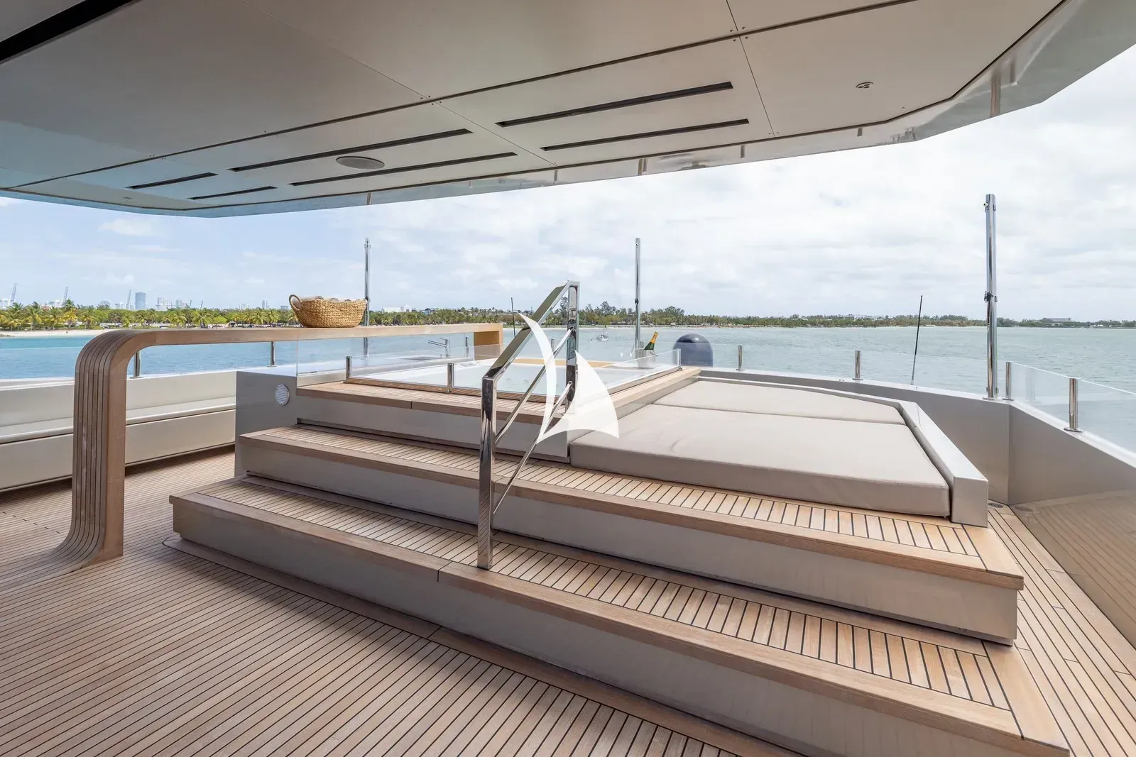 MAVERICK - exterior 3