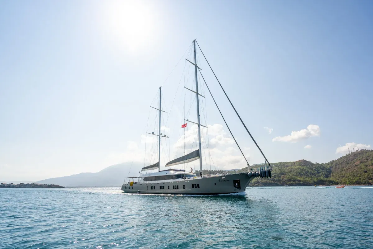 De Love yacht photo