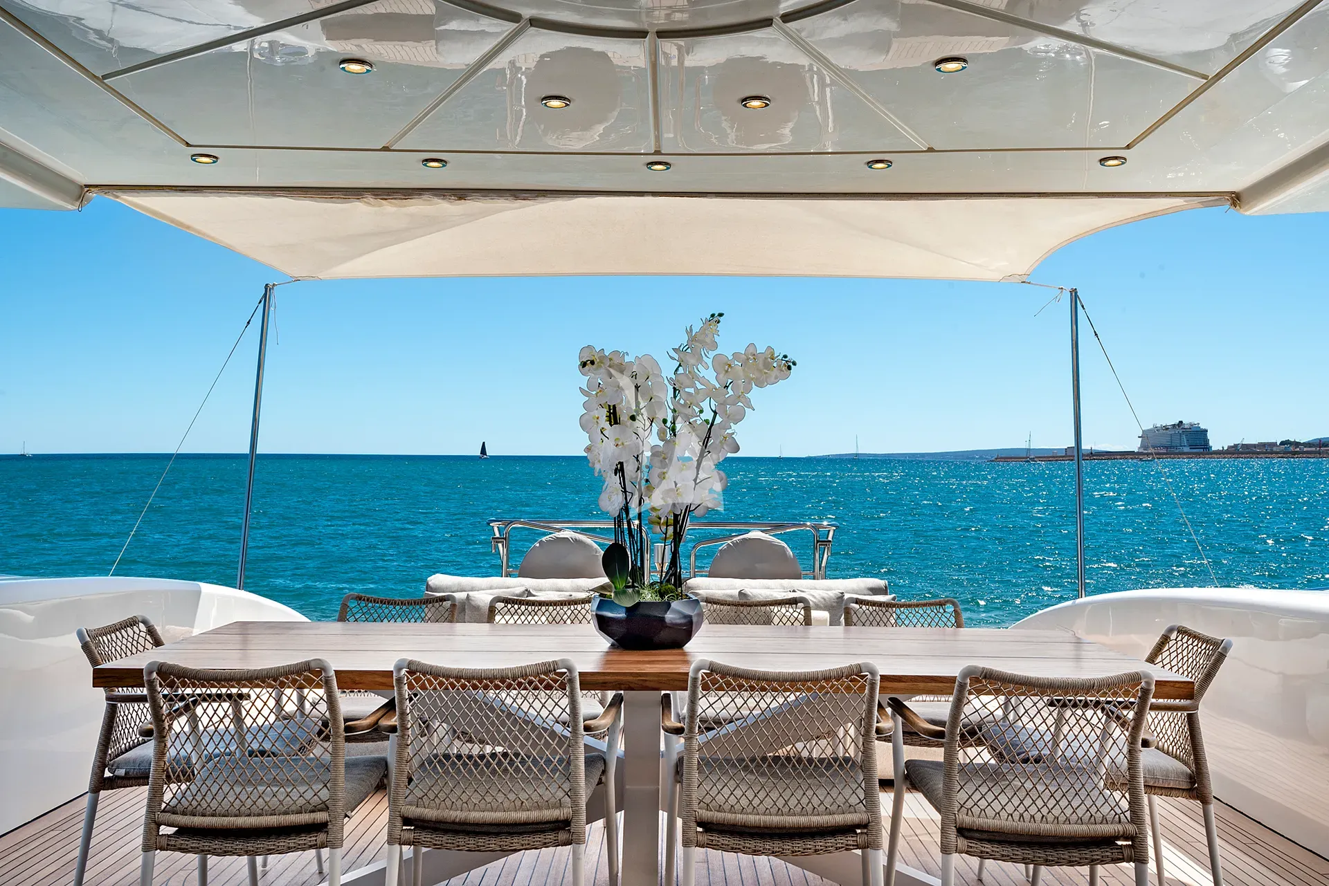 MRS GREY - exterior 1