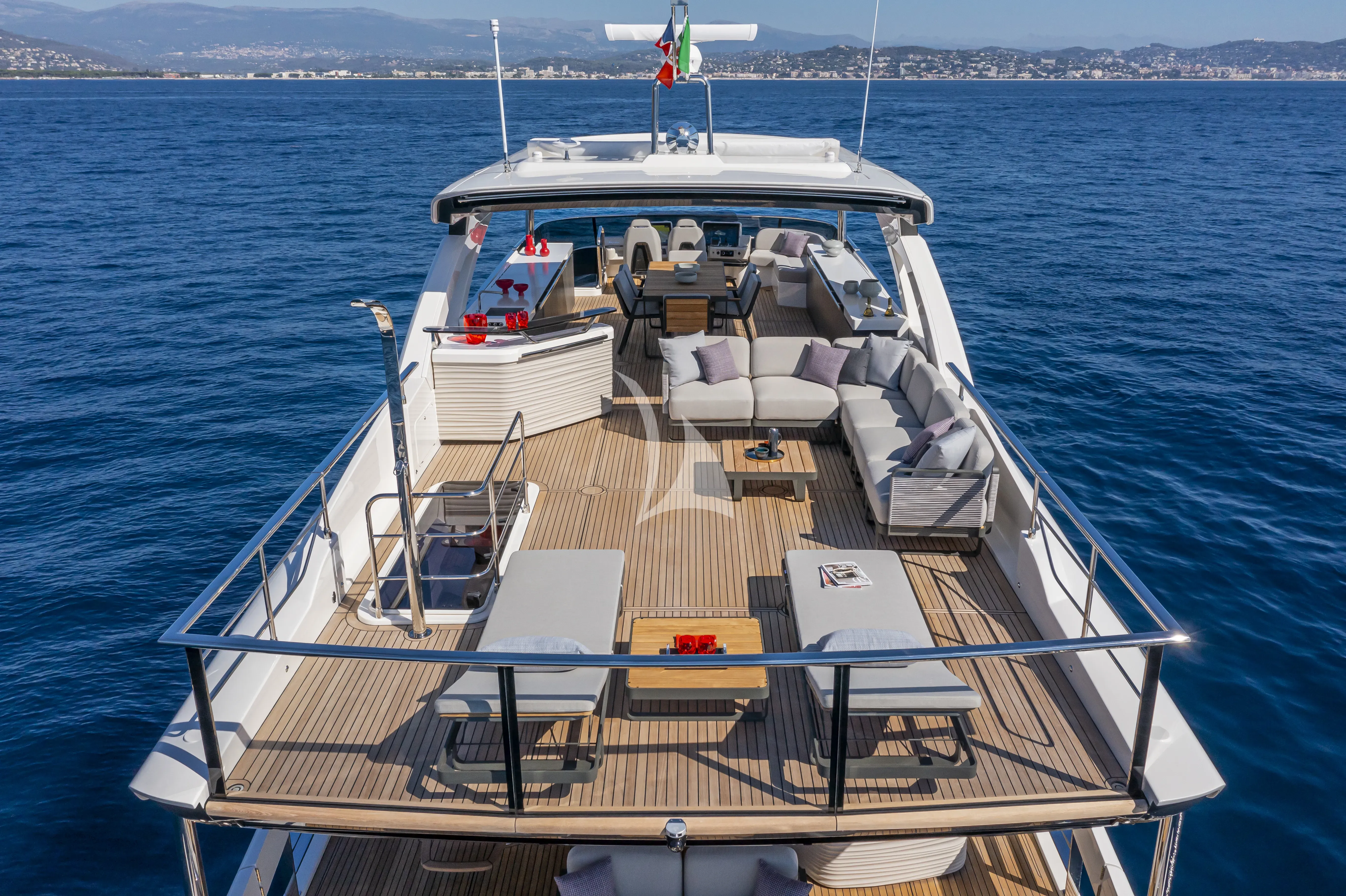 AZUR yacht photo