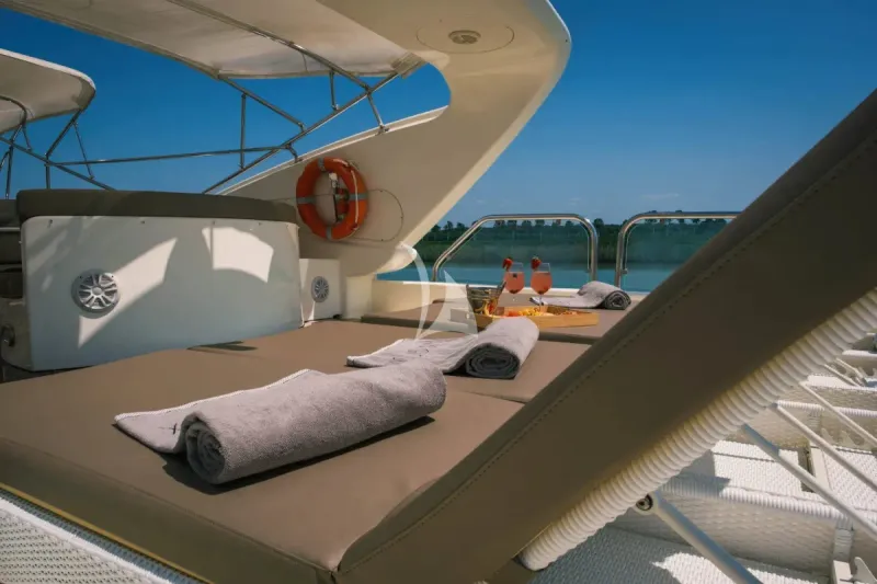 MAGIC SIX yacht photo