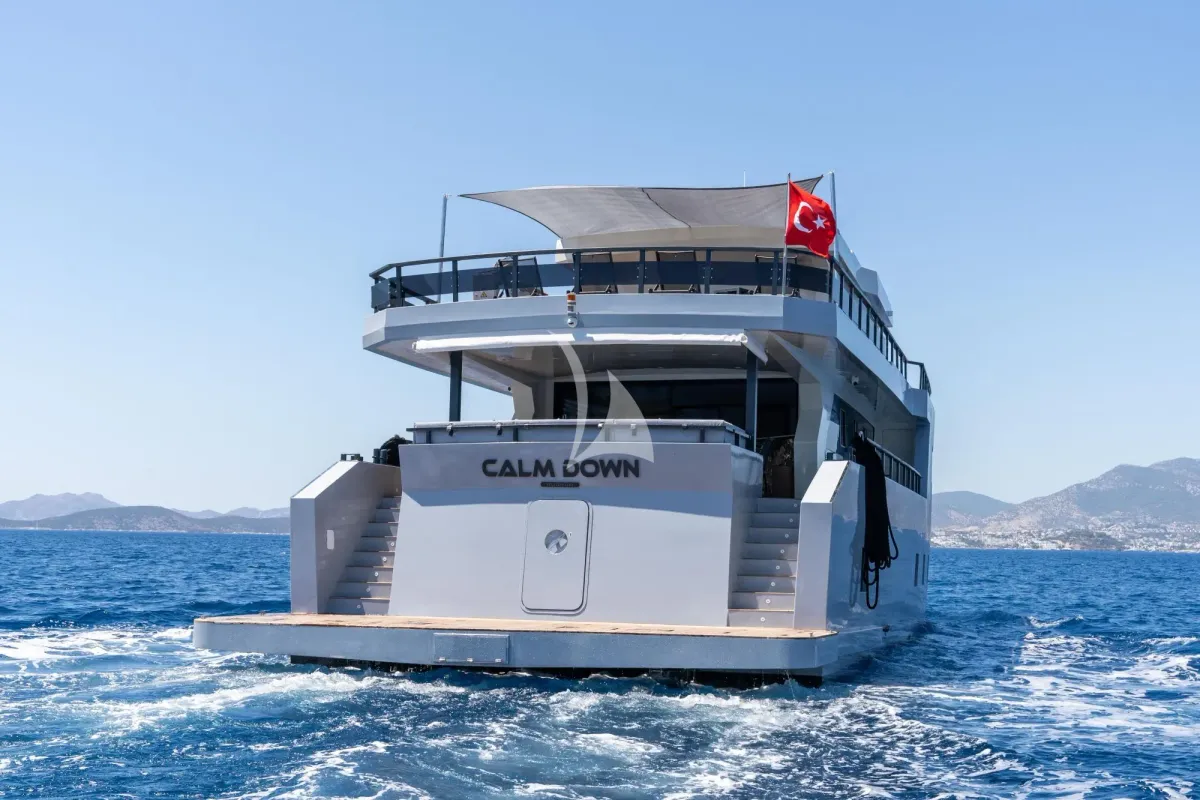 CALM DOWN yacht photo