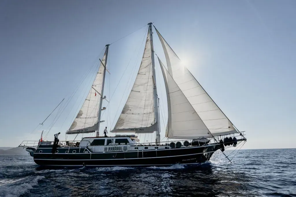 DEA DEL MARE luxury yacht