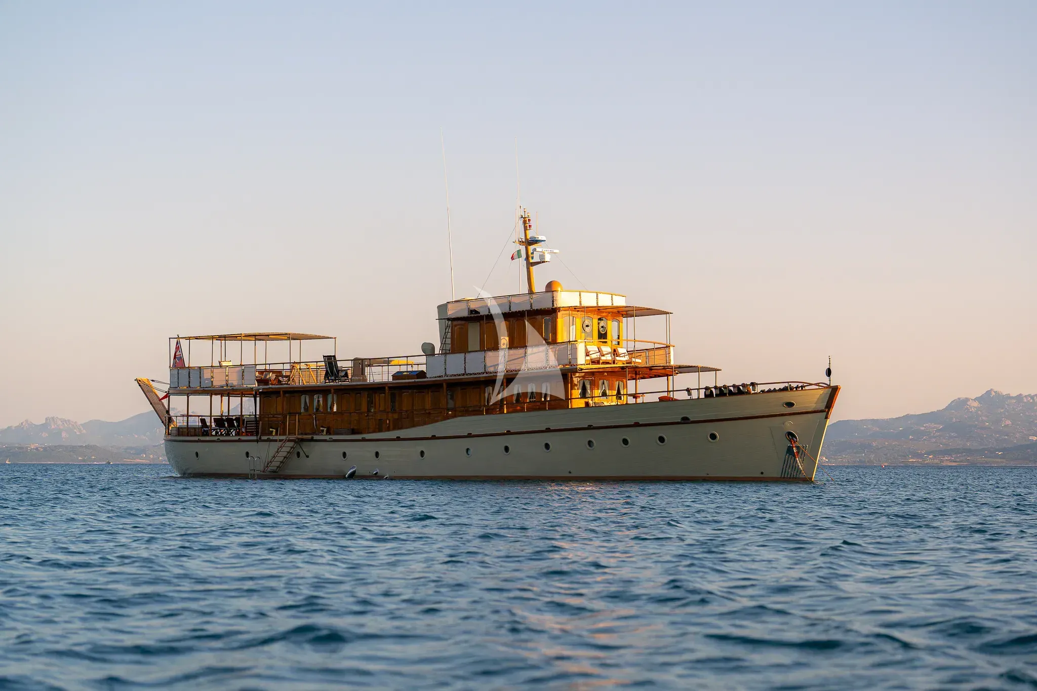 OVER THE RAINBOW OF LONDON - exterior 2