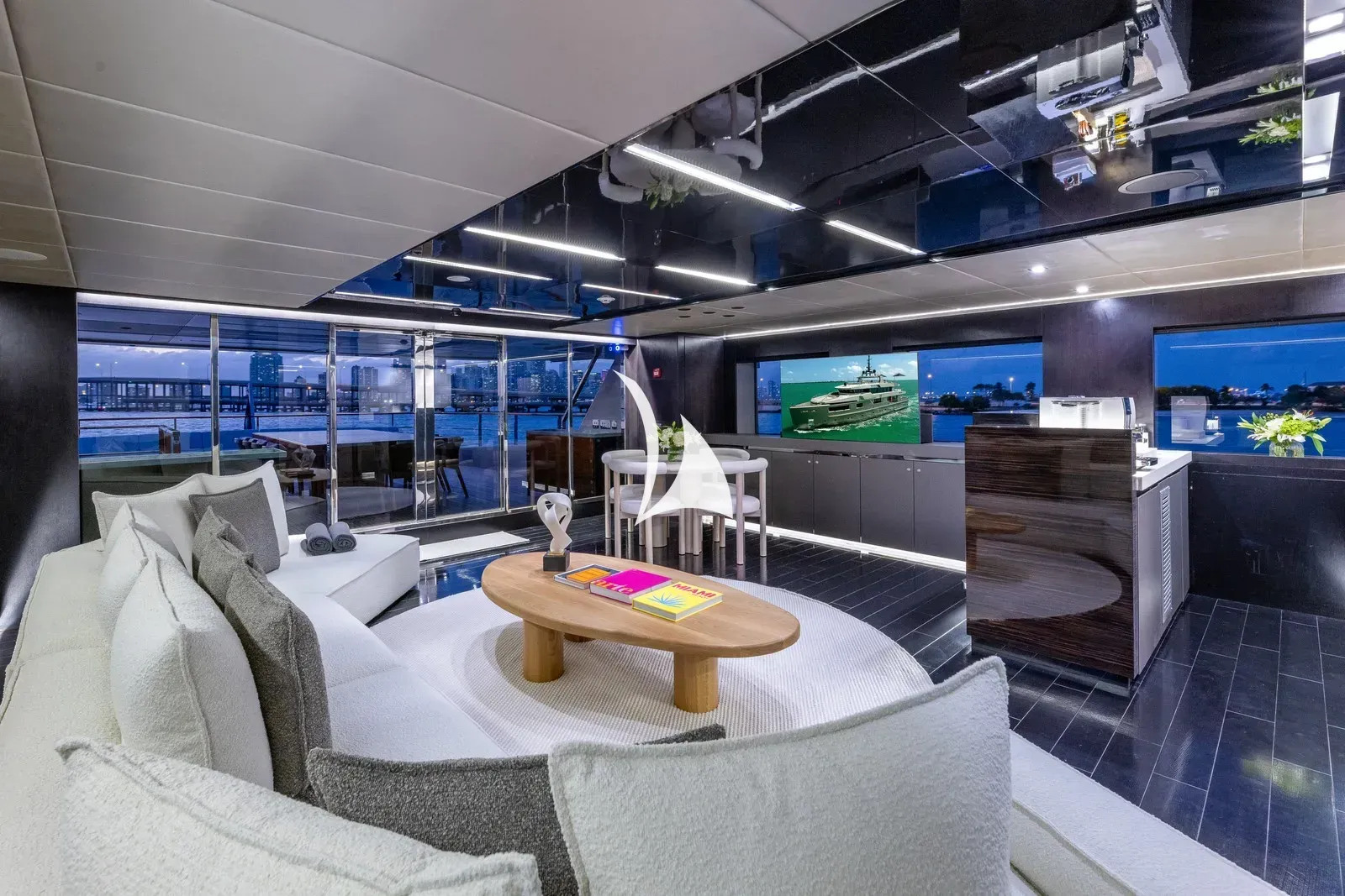 MAVERICK - interior 4