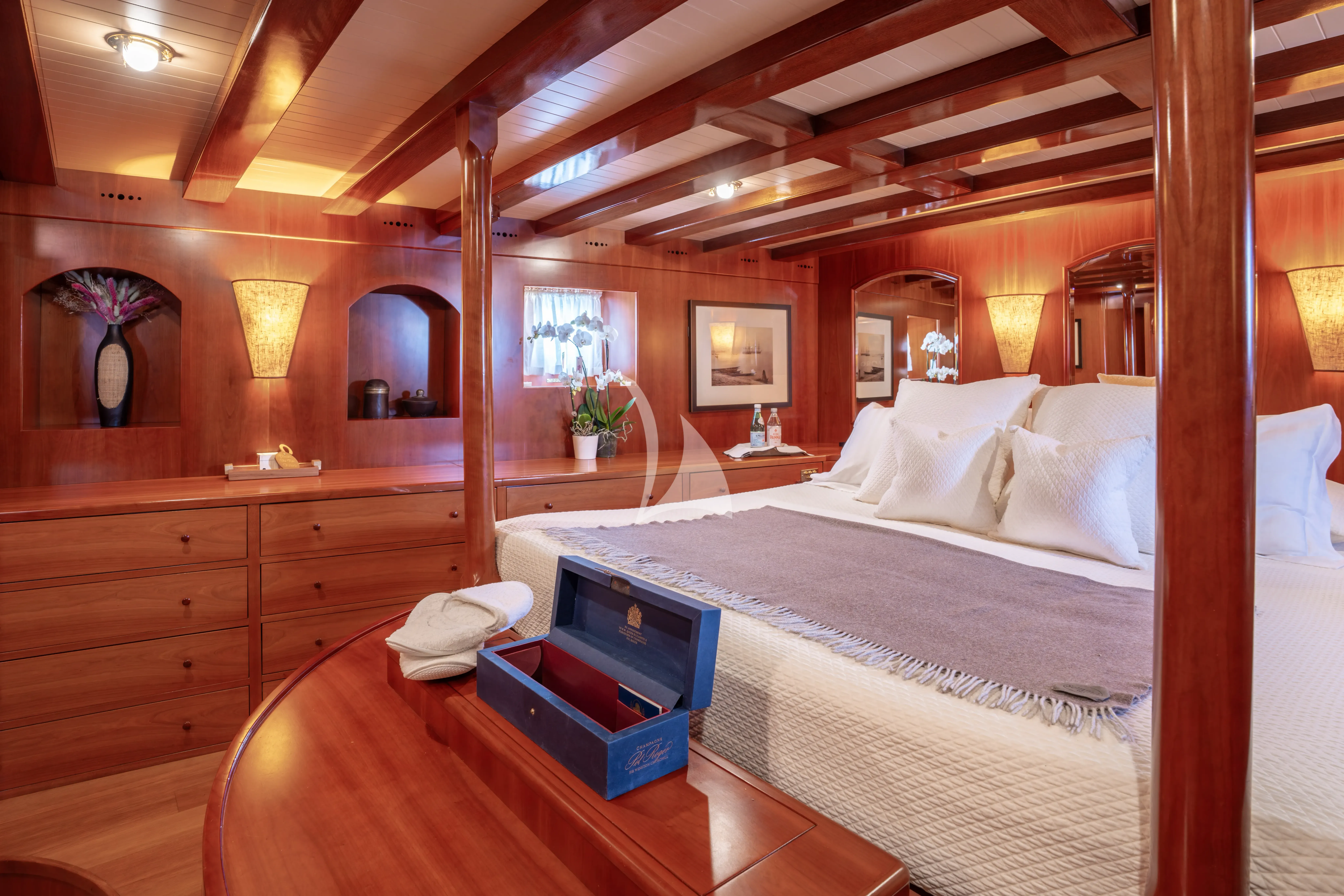 OVER THE RAINBOW OF LONDON - interior 5