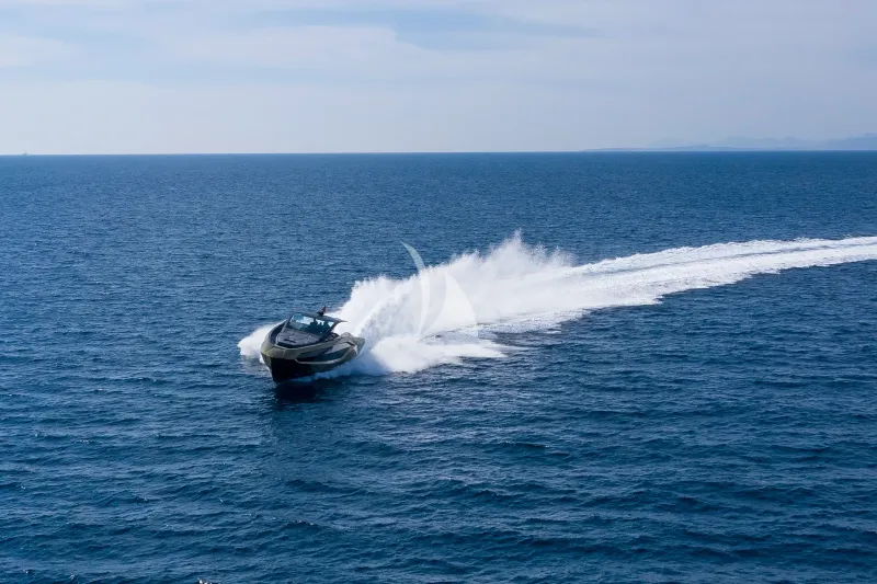 Fast One - exterior 3