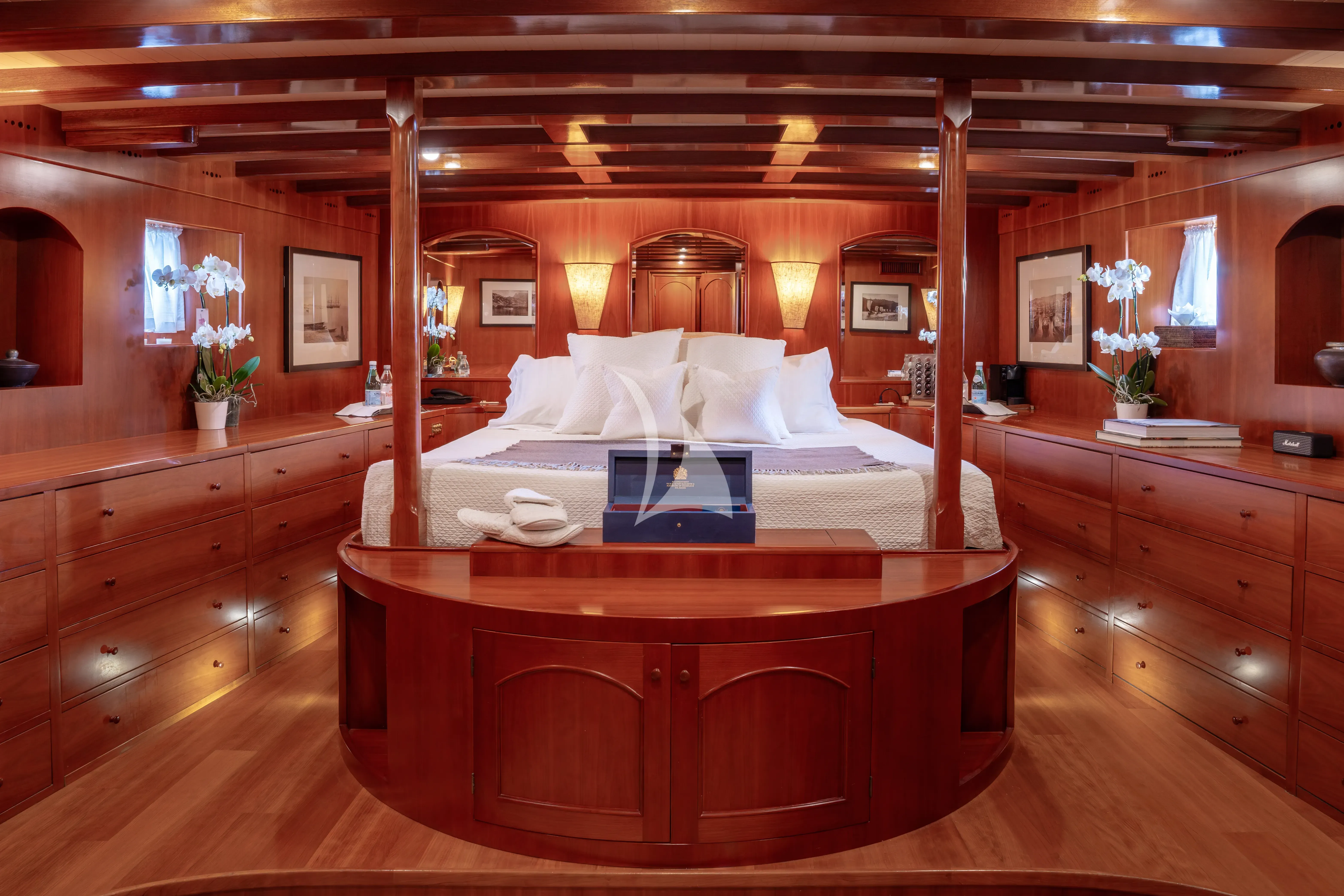 OVER THE RAINBOW OF LONDON - interior 4